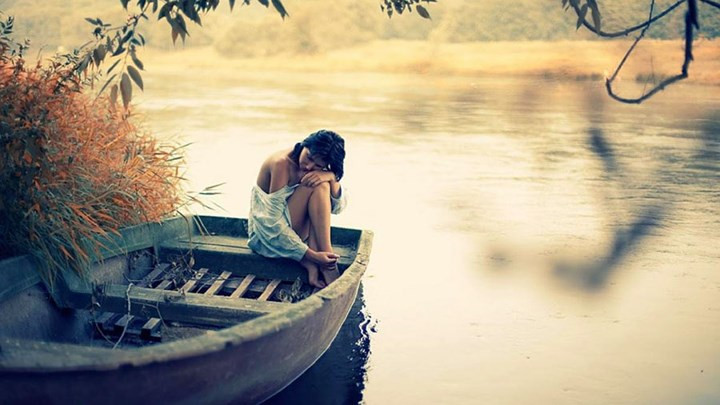 Quên mất bản thân. Rất nhiều bạn gái sau khi yêu bỗng trở nên đổi khác, bạn nói nhiều hơn hoặc thường xuyên đi chơi với bạn trai quá muộn, thậm chí còn tỏ ra bất cần đời như lôi kéo bạn bè đi uống rượu hay nhịn ăn nếu hai người giận nhau. Dừng lại những hành động ngốc nghếch này sớm nhé, bạn cần yêu thương bản thân mình trước thì người khác mới có thể yêu bạn.