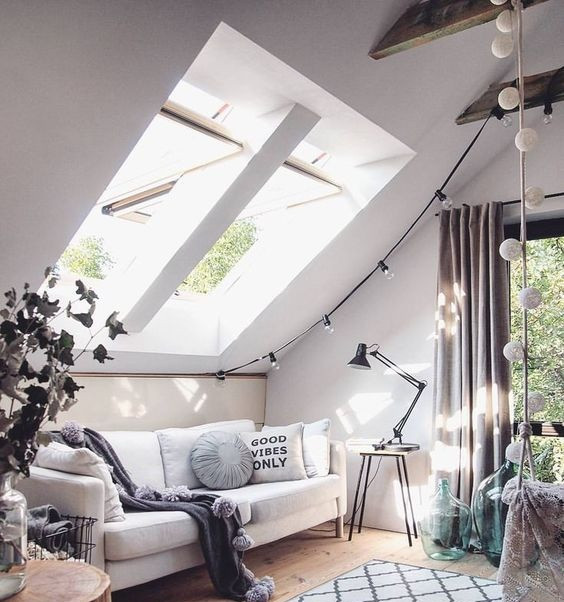 Bạn thỏa sức sáng tạo ở tầng gác mái khi thêm các chi tiết: đèn sáng, lọ hoa.