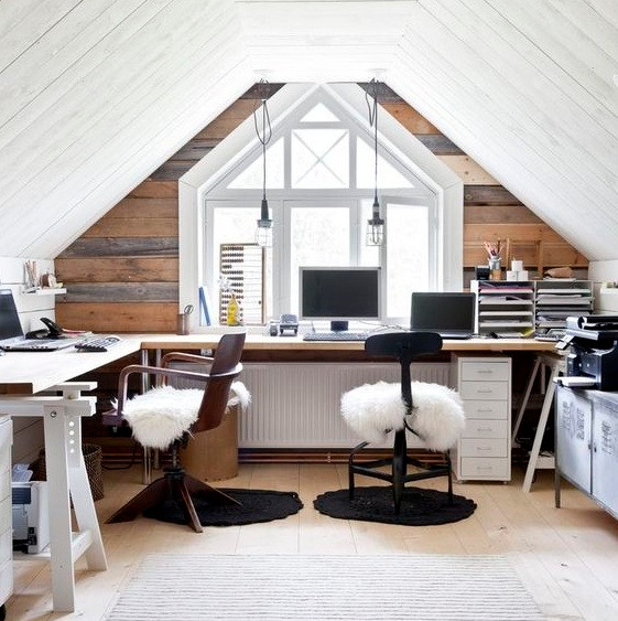 Tận dụng tầng gác mái thành nơi làm việc vô cùng yên tĩnh và thoải mái.