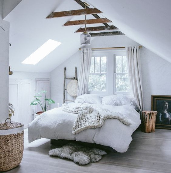 Bạn đang thức dậy trong căn phòng gác mái của nhà mình hay ở một homestay nào chăng?