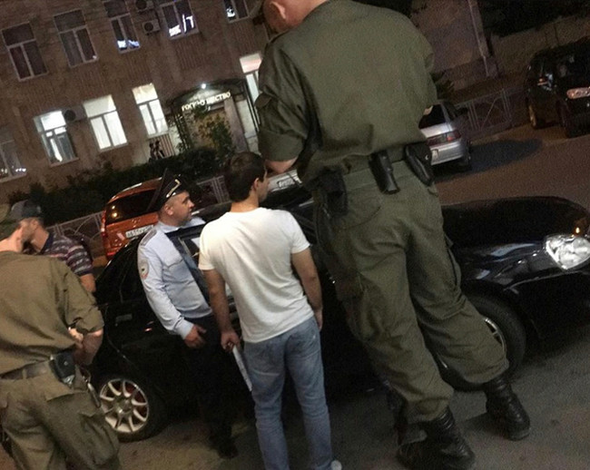 Không phải người khổng lồ đâu nha các thím.