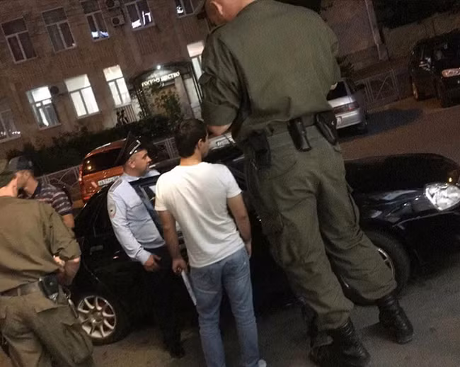 Không phải người khổng lồ đâu nha các thím.