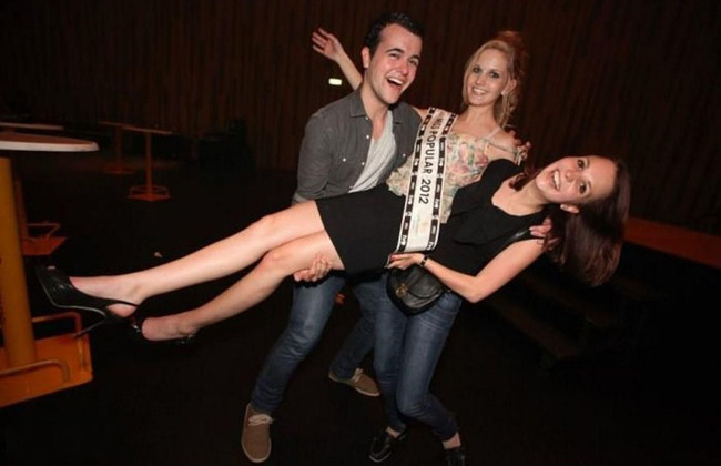 Chân ải chân ai, đâu phải chân em.