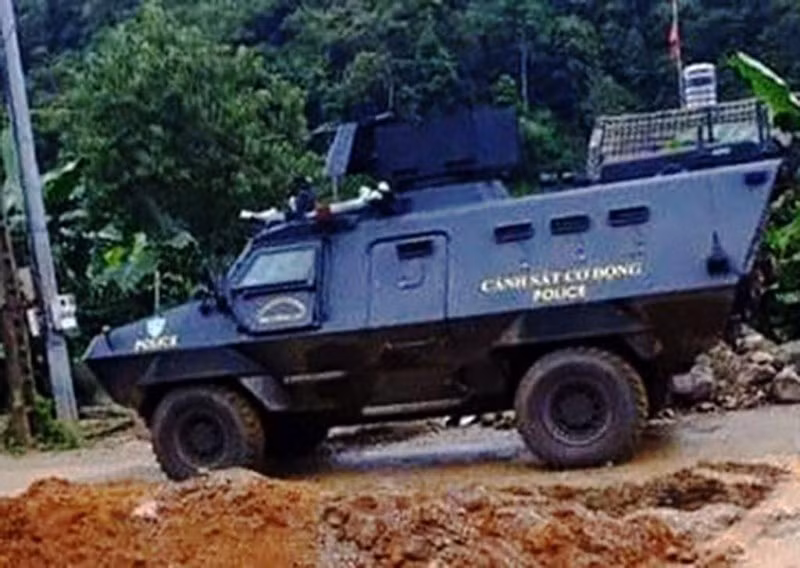 Cảnh sát huy động xe bọc thép tấn công hang ổ ma túy.