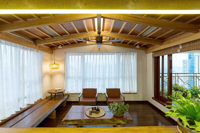 Phòng ngủ cũ được biến thành một không đầy nắng, gió với cấu trúc mái bằng gỗ và những bức tường kính phủ rèm trắng lộng lẫy trở thành một phòng uống trà.