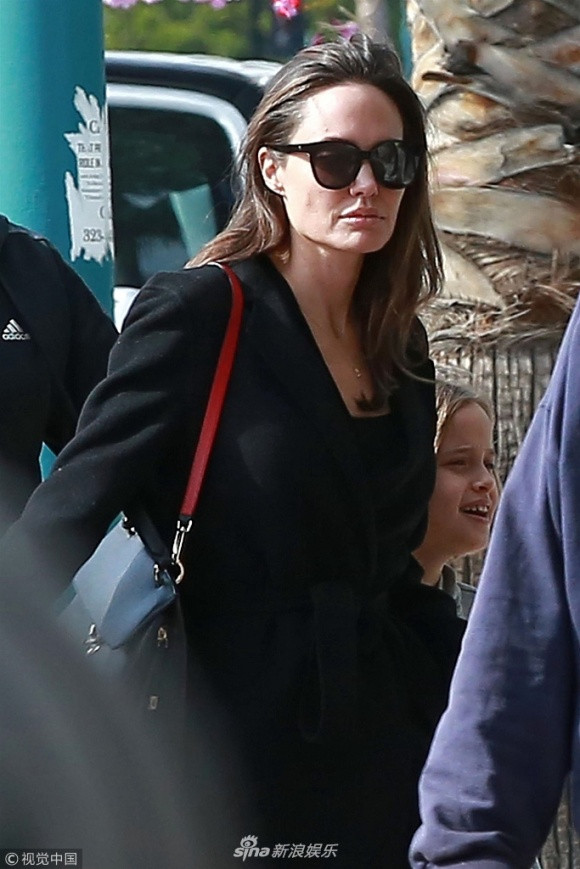 "Đứng đầu trong danh sách lựa chọn của Angelina sẽ là một cậu bé đến từ Ethiopia, nơi con gái nuôi Zahara của cô được sinh ra. Hai người muốn 1 cậu bé từ 8 đến 10 tuổi. Nếu tất cả diễn ta thuận lợi thì Angelina sẽ tận hưởng cuộc sống tân hôn và là mẹ của 7 nhóc tì", nguồn tin trên tiết lộ.