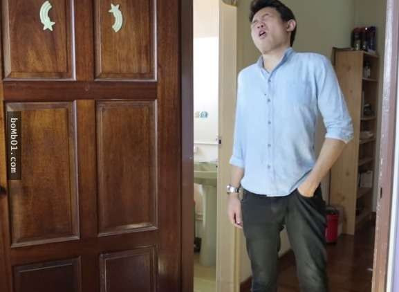 Gãi những vị trí nhạy cảm và tỏ vẻ vô cùng sung sướng.