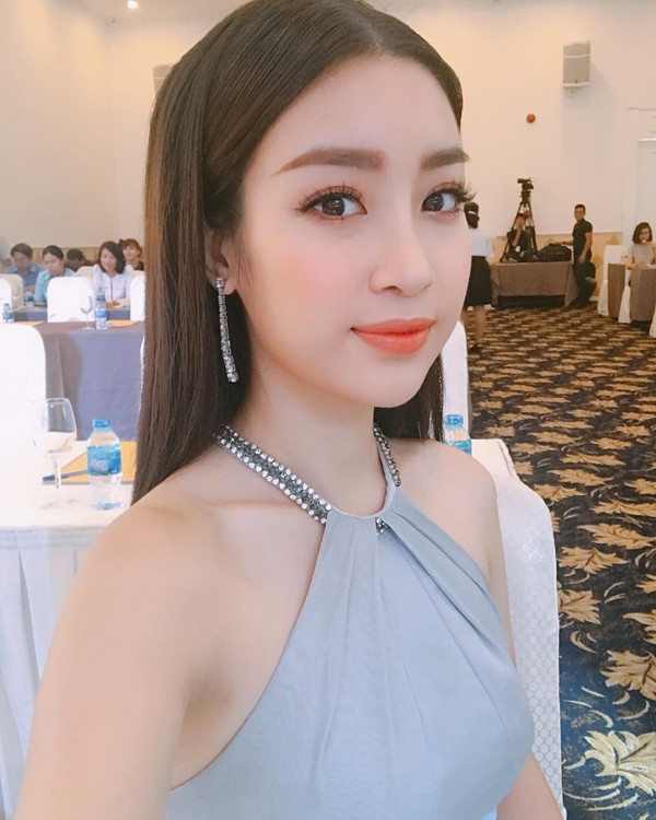 Hoa hậu Đỗ Mỹ Linh đẹp tinh khiết với mái tóc rẽ ngôi giữa. Lâu lắm rồi các fan mới được thấy ảnh selfie của hoa hậu trên trang cá nhân.