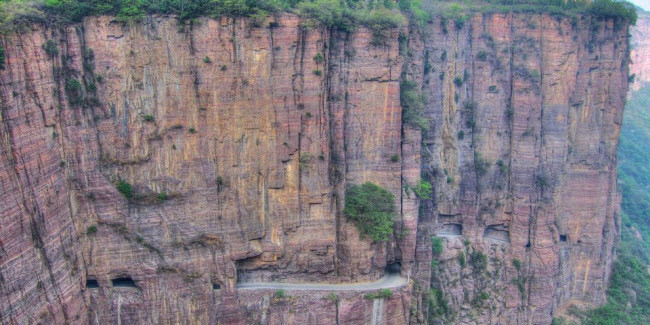 Đường hầm Guoliang, Trung Quốc: Đường hầm ở tỉnh Hà Nam được xây dựng trên vách núi dựng đứng. Đây là được coi là một trong những cung đường nguy hiểm nhất thế giới.