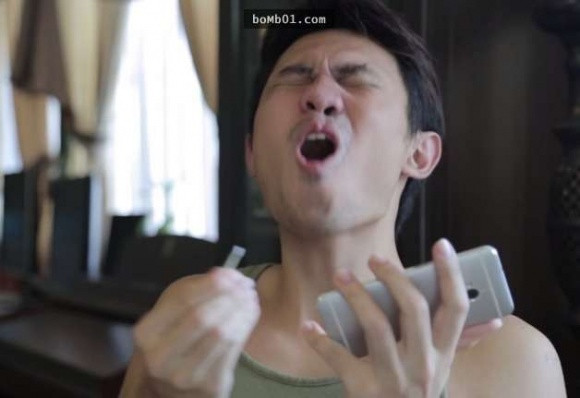 Tự giật lông mũi và tỏ ra rất yomost.