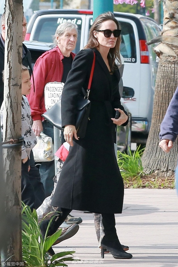 Tuy nhiên một số nguồn tin khác lên tiếng phủ nhận tin đồn Angelina Jolie chuẩn bị kết hôn và nhận thêm con nuôi. Hiện tại Angelina chỉ tập trung cho 6 nhóc tì cùng công việc của mình. Nữ diễn viên này từng thừa nhận kể từ sau khi ly hôn Brad Pitt, cô không có thời gian thư giãn cho bản thân. Dù dính nhiều tin đồn hẹn hò nhưng có thể thấy Angelina vẫn đang tận hưởng cuộc sống độc thân và miệt mài với thiên chức làm mẹ.