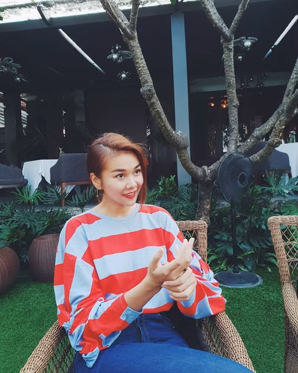 “Chị đại” Thanh Hằng chia sẻ bức ảnh với dòng trạng thái: “Anh nói gì. Nói lại em nghe thử!”