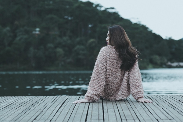 Tăng Thanh Hà đăng ảnh với trạng thái: “Chỉ muốn đến những nơi cỏ cây hoa lá, không ồn ào náo nhiệt! Có lẽ nơi ấy người ta sống chậm hơn, hạnh phúc đơn giản hơn, bình yên ở đâu đó nhắm mắt lại lòng cảm thấy vui! Cho em về với nơi em thuộc về".