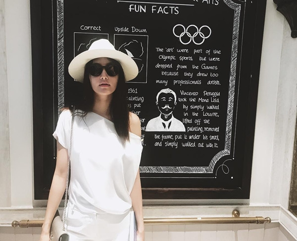 Diễm My 9x chọn cho mình một chiếc váy trắng đơn giản để đi chơi. Cô viết: “Hãy thêm một chút giá trị và hạnh phúc vào cuộc sống của bạn mỗi ngày. Cuộc đời rất ngắn ngủi và không có thời gian để lo nghĩ".