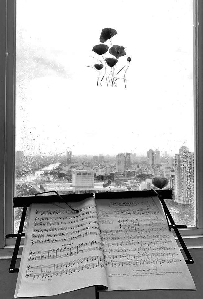 Một góc cửa sổ sáng sủa có view đẹp được Nguyễn Thị Thành dùng làm nơi luyện nhạc.