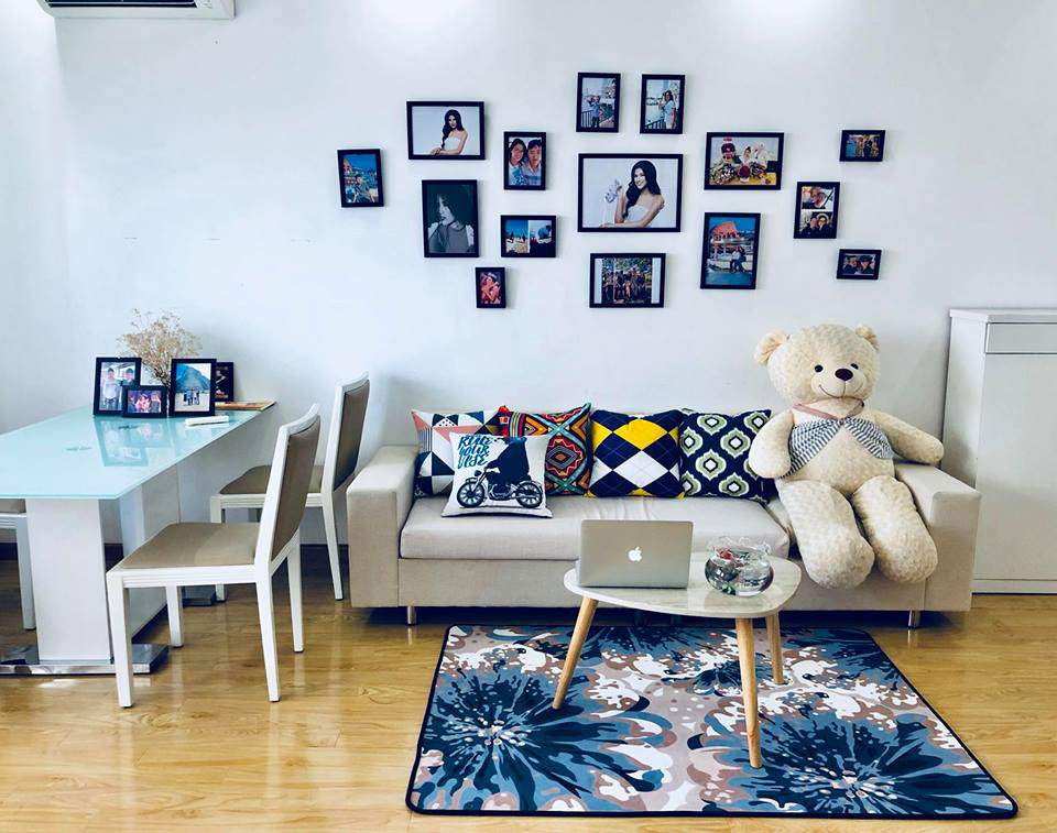 Không gian phòng khách đơn giản, trang nhã trong căn hộ của Nguyễn Thị Thành.