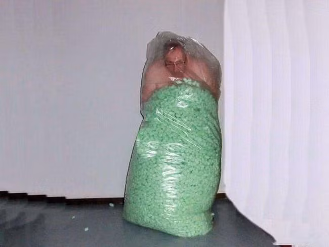 Trốn ở đây là kỹ lắm rồi, không ai tìm ra đâu.