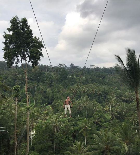 Lên rừng chơi trò mạo hiểm.