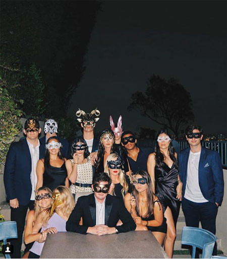 Tiệc tùng với những người cùng giới.