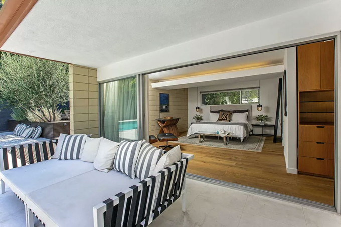 Biệt thự của Jamie Dornan có bể bơi cỡ lớn ở sân sau giữa khung cảnh thơ mộng trên ngọn đồi ở Los Angeles.