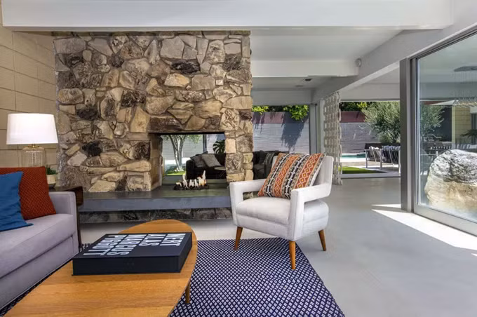 Lò sưởi ốp đá tự nhiên rất hoang sơ và tạo cảm xúc.