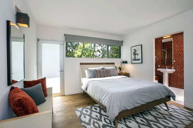 Phòng ngủ đơn giản nhưng ấm cúng.