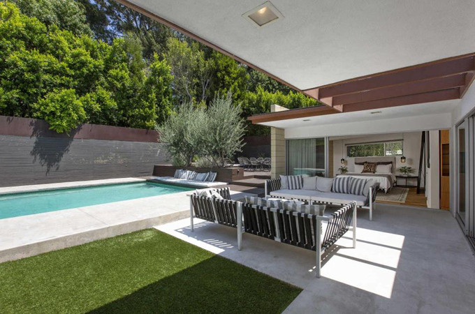 Tài tử xứ sương mù Jamie Dornan mua ngôi nhà này vào năm 2016 khi anh đang đóng hai phần cuối của “50 sắc thái”. Bể bơi nhỏ xinh trong khu vườn ngập nắng.