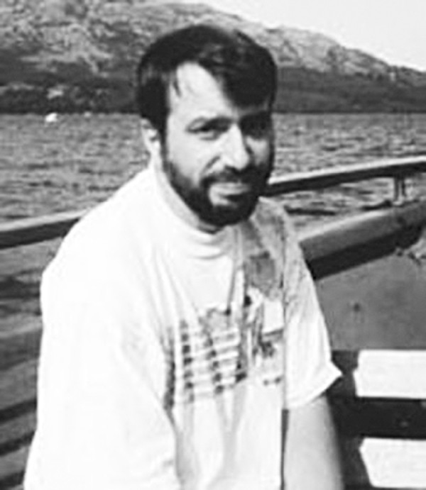 Do mắc bệnh tâm thần phân liệt nên Richard Sumner đã quyên sinh bằng cách tự còng tay vào thân cây.