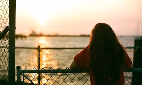 Là phụ nữ, càng mạnh mẽ bao nhiêu càng thèm cảm giác được mong manh, được yếu đuối, được che chở bấy nhiêu. (Ảnh minh họa).