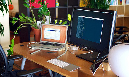 Trong phong thủy bàn làm việc, không nên chọn những những vị trí ngồi trong góc tường. Ảnh: Internet