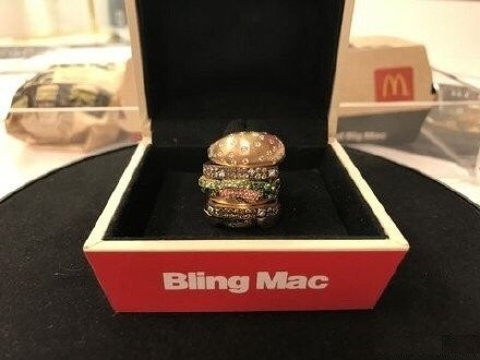 Hộp đựng nhẫn cũng được thiết kế phỏng theo hộp hamburger của McDonald’s, bên trên có ghi dòng chữ Bling Mac và gắn logo của hãng.