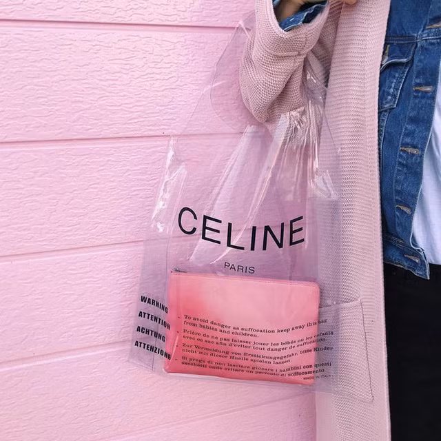 Bạn có thể không tin nhưng đó chính là trường hợp của chiếc túi nhựa Celine - hot item đang càn quét tủ đồ của hàng loạt tín đồ thời trang từ Âu sang Á.