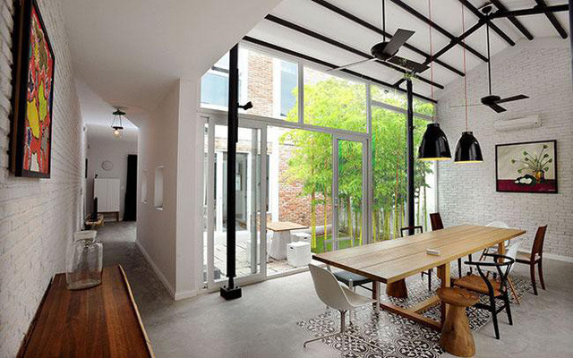 Tầng 1 được sử dụng làm phòng khách, bếp và phòng ăn. Với phòng ăn được đặt ở giữa với vị trí kết nối toàn bộ căn nhà.