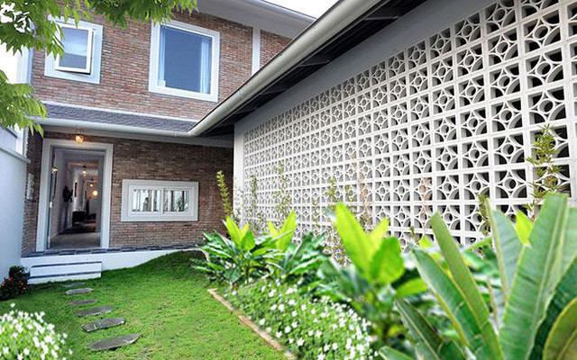 Là 1 căn nhà ống dài và sâu, kiến trúc sư đã thiết kế ở vị trí giữa nhà có những khoảng sân nhỏ để cung cấp ánh sáng và thông gió tự nhiên.