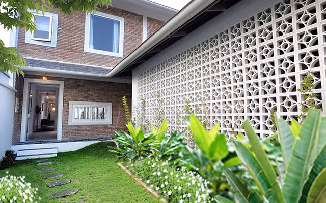 Là 1 căn nhà ống dài và sâu, kiến trúc sư đã thiết kế ở vị trí giữa nhà có những khoảng sân nhỏ để cung cấp ánh sáng và thông gió tự nhiên.