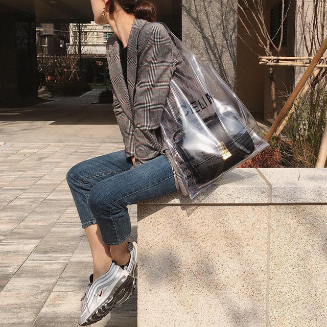 Điểm khác biệt duy nhất của chiếc túi nhựa hàng hiệu này so với loại thông thường là nó có in chữ Celine rất to.