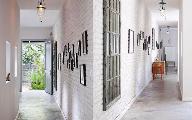 Vì vậy một hành lang đã được thiết kế trở thành giao thông nội bộ xuyên suốt trong căn nhà.