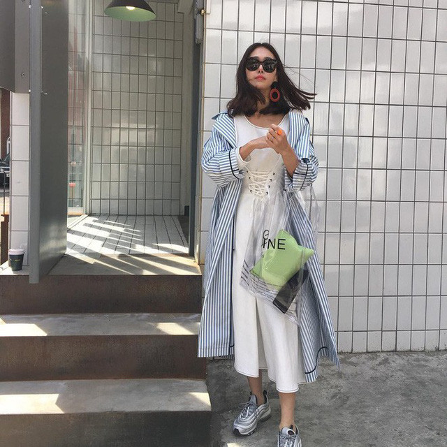 Và dĩ nhiên là trong mắt các tín đồ thời trang, chiếc túi nhựa này cũng không dùng để đi chợ mà là một món phụ kiện sành điệu. Mẫu túi trở thành hiện tượng thời trang trên khắp thế giới khi đâu đâu cũng tràn ngập hình ảnh của mẫu túi hot nhất mùa hè này.