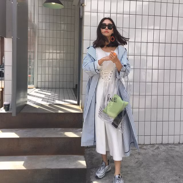 Và dĩ nhiên là trong mắt các tín đồ thời trang, chiếc túi nhựa này cũng không dùng để đi chợ mà là một món phụ kiện sành điệu. Mẫu túi trở thành hiện tượng thời trang trên khắp thế giới khi đâu đâu cũng tràn ngập hình ảnh của mẫu túi hot nhất mùa hè này.