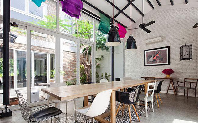 Ngoài ra, hầu hết các bức tường phụ trong nhà đều được sử dụng bằng kính và theo dạng cửa kéo của Nhật, có thể đóng lại để hoàn thiện các chức năng riêng, hoặc mở rộng theo phong cách mở xuyên suốt.