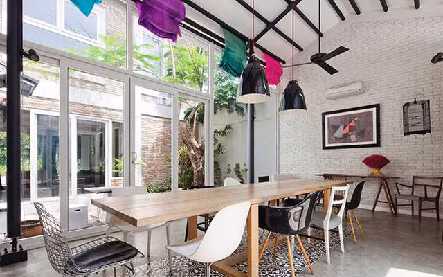 Ngoài ra, hầu hết các bức tường phụ trong nhà đều được sử dụng bằng kính và theo dạng cửa kéo của Nhật, có thể đóng lại để hoàn thiện các chức năng riêng, hoặc mở rộng theo phong cách mở xuyên suốt.