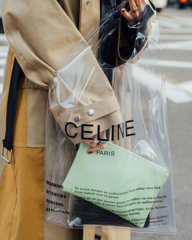 Chất liệu nhựa trong vốn không còn xa lạ trong thế giới thời trang khi từ trước tới nay, nó đã được khá nhiều thương hiệu ứng dụng vào giày dép, túi xách. Vậy nhưng hẳn nhiều người vẫn không thể tưởng tượng ra được rằng có ngày những chiếc túi nhựa trong suốt trông hệt-như-túi-nilon-bình-thường dùng để đi chợ hay đựng đồ lặt vặt trong nhà lại được giới mộ điệu coi là món phụ kiện sành điệu - và lại còn được bán với giá lên tới cả chục triệu đồng.