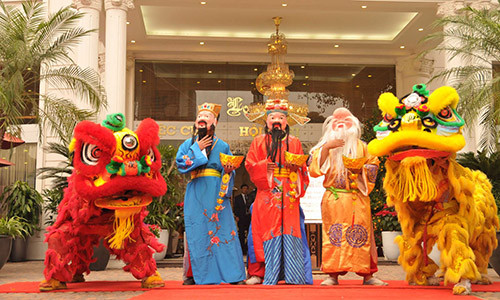 Chọn được ngày tốt khai trương, mở hàng được cho là sẽ đem đến may mắn cho gia chủ. Ảnh IT.