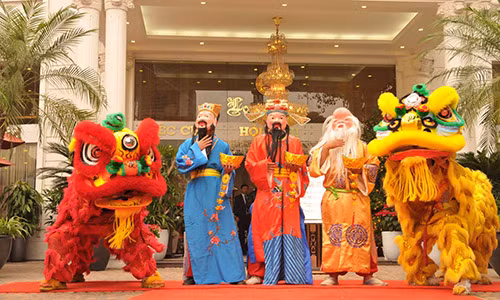 Chọn được ngày tốt khai trương, mở hàng được cho là sẽ đem đến may mắn cho gia chủ. Ảnh IT.