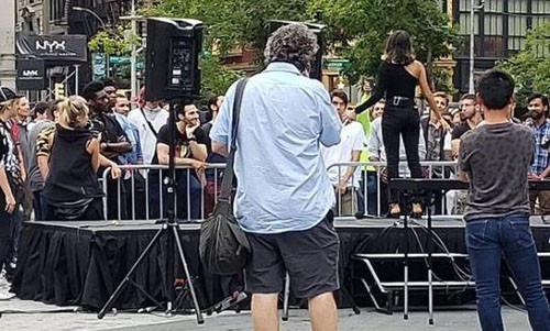 Nu nguoi mau lua hang tram nguoi dan ong den buoi ken ban trai