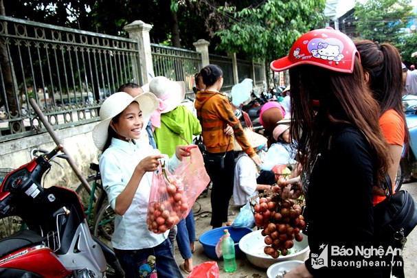 Dâu da rừng được nhiều khách là phụ nữ chọn mua. Ảnh: Hùng Cường.