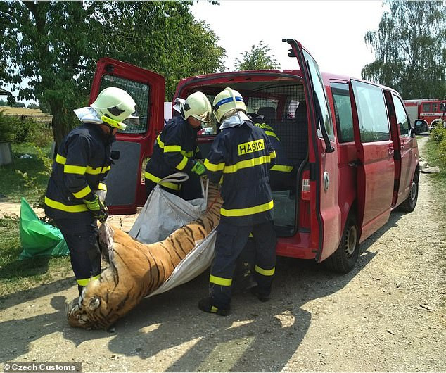 Ben trong trang trai giet ho trai phep phuc vu nguoi Viet o Sec-Hinh-3