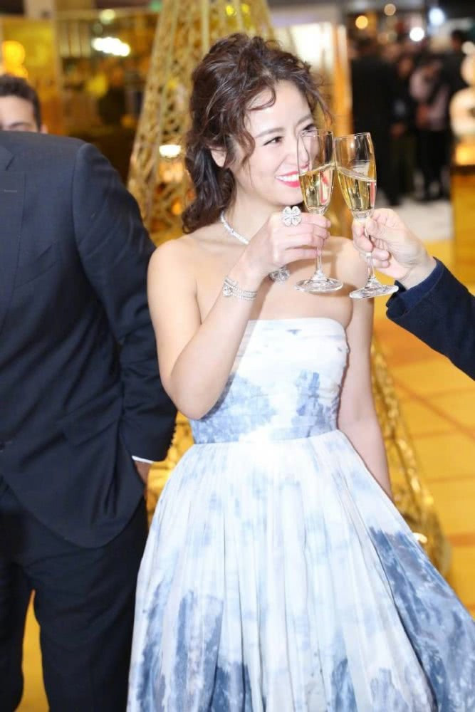 Mái tóc dài được uốn xù cộng cho bà xã Hoắc Kiến Hoa thêm nhiều tuổi.