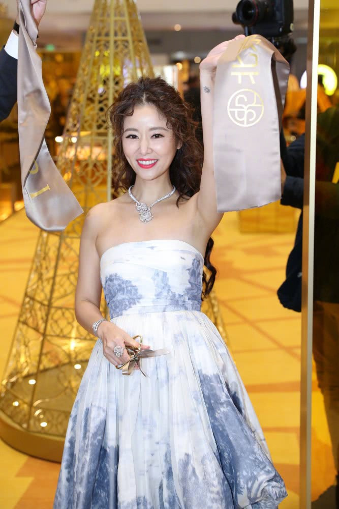 Xuất hiện trong một sự kiện, Lâm Tâm Như diện chiếc đầm trắng cúp ngực dịu dàng khoe vóc dáng thon thả.