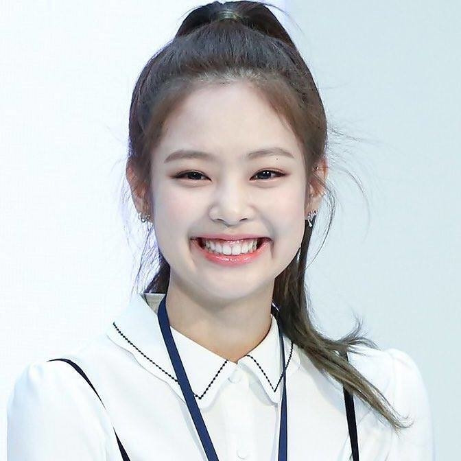Phải chăng răng ngắn nên cứ cười sẽ hở lợi là lý do khiến Jennie luôn đi theo concept girl-crush lạnh lùng và chỉ dám thả ga trong các chương trình thực tế riêng của Black Pink?